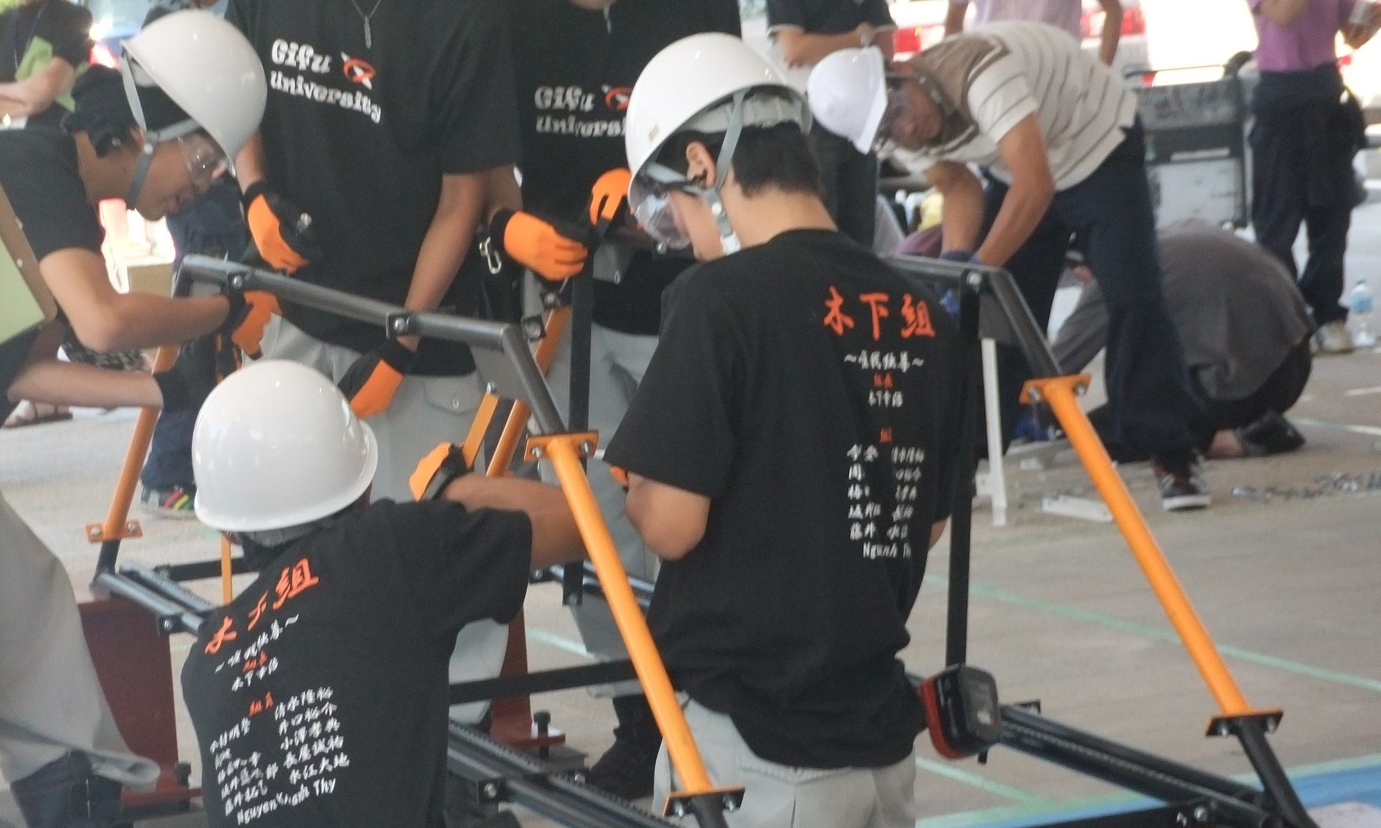 Japan Steel Bridge Competition JSBCは，大学生・高専生が自らの力で鋼橋模型を製作し，設計・架設などを全国の大学・高専間で競い合う大会です